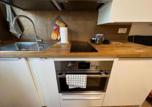 A kitchen or kitchenette at Grazioso Appartamento a 10 min da MXP