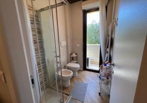 A bathroom at Grazioso Appartamento a 10 min da MXP