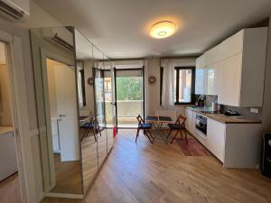 A kitchen or kitchenette at Grazioso Appartamento a 10 min da MXP