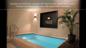 basen w pokoju z znakiem i rośliną w obiekcie B&B Fago w Brugii