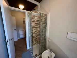 A bathroom at Grazioso Appartamento a 10 min da MXP