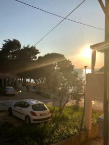 Η ανατολή ή δύση του ηλίου όπως φαίνεται από αυτό το διαμέρισμα ή από εκεί κοντά