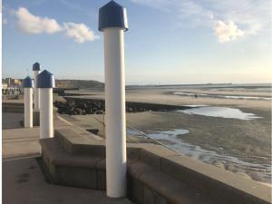 un gruppo di colonne bianche sulla spiaggia di Les Bains de Wimereux a Wimereux