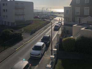 una strada con auto parcheggiate sul lato di una strada di Les Bains de Wimereux a Wimereux