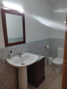 デルテブレにあるMontroig 1のバスルーム(洗面台、トイレ、鏡付)