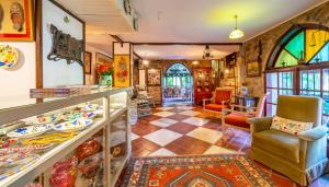 a room with a lobby with a store at Hotel Kalehan in Selçuk