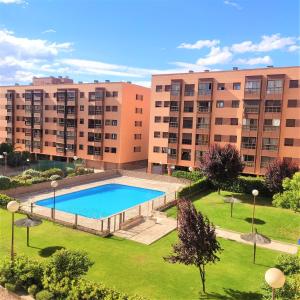 uma imagem de um complexo de apartamentos com piscina em Deyanira New Suite Madrid Airport em Madri