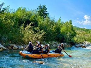 eine Gruppe von Menschen in einem Floß auf einem Fluss in der Unterkunft Casa Vacanze Palena Adventures in Palena