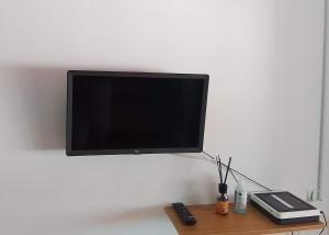A television and/or entertainment centre at Oasis Marina Apartament