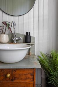 a bathroom with a white sink and a mirror at Feriehus med flott havutsikt ved Hauklandstranden in Leknes