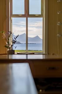 a window with a view of the ocean at Feriehus med flott havutsikt ved Hauklandstranden in Leknes