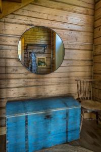 a mirror on a wooden wall with a blue trunk at Feriehus med flott havutsikt ved Hauklandstranden in Leknes