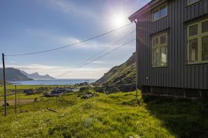 a house on a hill with a view of the ocean at Feriehus med flott havutsikt ved Hauklandstranden in Leknes