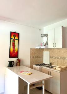Apartman DMA في تيفات: مطبخ مع طاولة و لوحة على الحائط
