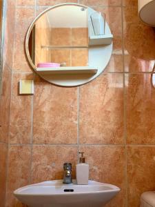 Apartman DMA في تيفات: حمام مع حوض ومرآة