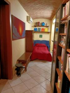 - une petite chambre avec un lit rouge dans l'établissement Il Gioiellino di Modena - Elegant Apartment[☆☆☆☆☆], à Modène