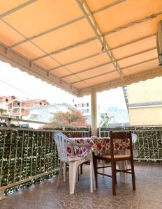 Apartman DMA في تيفات: طاولة وكراسي تحت مظلة على الفناء