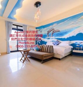 una camera da letto con un dipinto sul muro di BeautyFlower Cottage a Ji'an