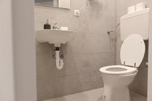 Łazienka w obiekcie Classy 2BR Apt. w/ Exclusive Location near AKH