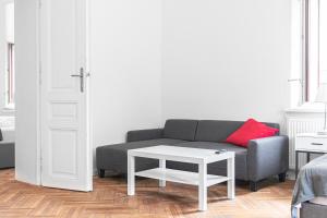 Część wypoczynkowa w obiekcie Classy 2BR Apt. w/ Exclusive Location near AKH