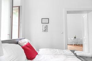 Łóżko lub łóżka w pokoju w obiekcie Classy 2BR Apt. w/ Exclusive Location near AKH