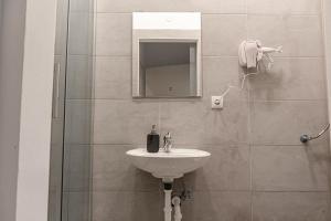 łazienka z umywalką i lustrem w obiekcie Classy 2BR Apt. w/ Exclusive Location near AKH w Wiedniu