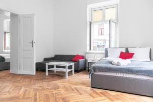 Łóżko lub łóżka w pokoju w obiekcie Classy 2BR Apt. w/ Exclusive Location near AKH
