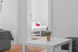 Część wypoczynkowa w obiekcie Classy 2BR Apt. w/ Exclusive Location near AKH
