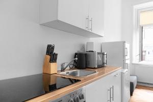 kuchnia z blatem i mikrofalówką w obiekcie Classy 2BR Apt. w/ Exclusive Location near AKH w Wiedniu +25 zdjęć