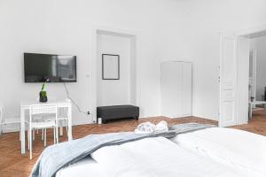 Łóżko lub łóżka w pokoju w obiekcie Classy 2BR Apt. w/ Exclusive Location near AKH