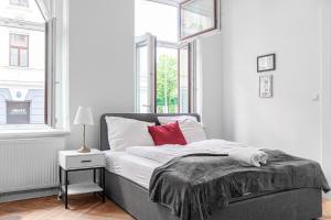 sypialnia z łóżkiem z czerwoną poduszką w obiekcie Classy 2BR Apt. w/ Exclusive Location near AKH w Wiedniu