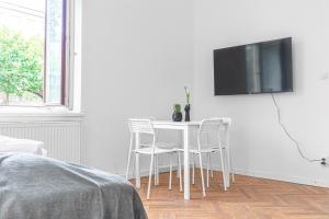 Telewizja i/lub zestaw kina domowego w obiekcie Classy 2BR Apt. w/ Exclusive Location near AKH