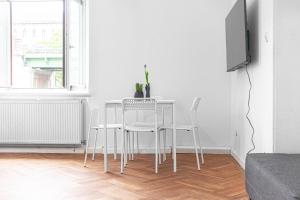 Telewizja i/lub zestaw kina domowego w obiekcie Classy 2BR Apt. w/ Exclusive Location near AKH