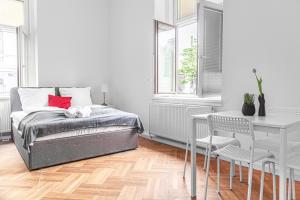 Łóżko lub łóżka w pokoju w obiekcie Classy 2BR Apt. w/ Exclusive Location near AKH