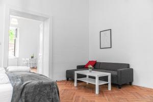 Część wypoczynkowa w obiekcie Classy 2BR Apt. w/ Exclusive Location near AKH