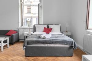 Łóżko lub łóżka w pokoju w obiekcie Classy 2BR Apt. w/ Exclusive Location near AKH