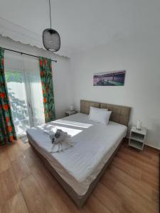 sypialnia z dużym łóżkiem z białymi prześcieradłami w obiekcie Villa Fer Forze you have the feeling of your own holiday home w mieście Asprovalta