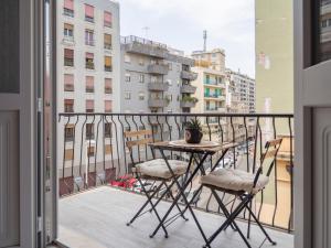 balcón con mesa y sillas en Sweet Dreams - MORADA, en Cagliari
