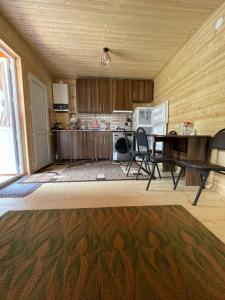 eine Küche mit einem Tisch und Stühlen im Zimmer in der Unterkunft Warm House in Kazbegi