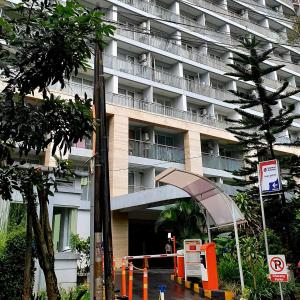 un immeuble d'appartements avec un parking en face de celui-ci dans l'établissement 1010 - Bohemian Apartment, à Bandung