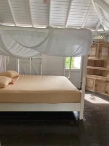 Un pat sau paturi într-o cameră la Akunamatata Guest House Cul de Sac