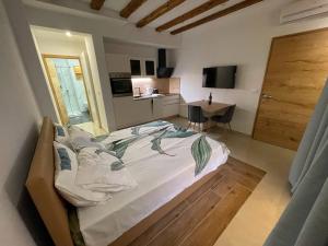 um quarto com uma cama grande e uma cozinha em Eco Sea Residence em Piran