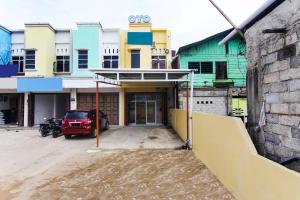 ein Parkplatz vor einem Gebäude in der Unterkunft OYO 90900 Pagi Sore Residence in Padang