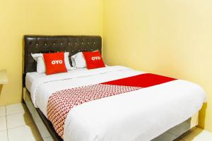 Ein Bett oder Betten in einem Zimmer der Unterkunft OYO 90900 Pagi Sore Residence