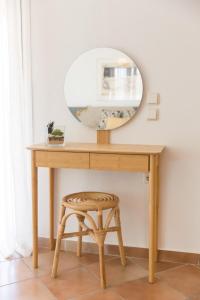 תמונה מהגלריה של AZALEA - Modern studio with sea view בגלאטאס