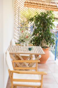 תמונה מהגלריה של AZALEA - Modern studio with sea view בגלאטאס