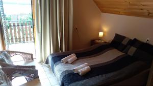 sypialnia z łóżkiem z 2 poduszkami w obiekcie Balázs Apartman w Tihany