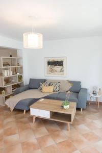 אזור ישיבה ב-AZALEA - Modern studio with sea view