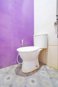Um banheiro em OYO 91299 Violet Guest House