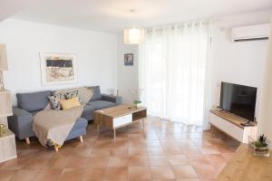 טלויזיה ו/או מרכז בידור ב-AZALEA - Modern studio with sea view